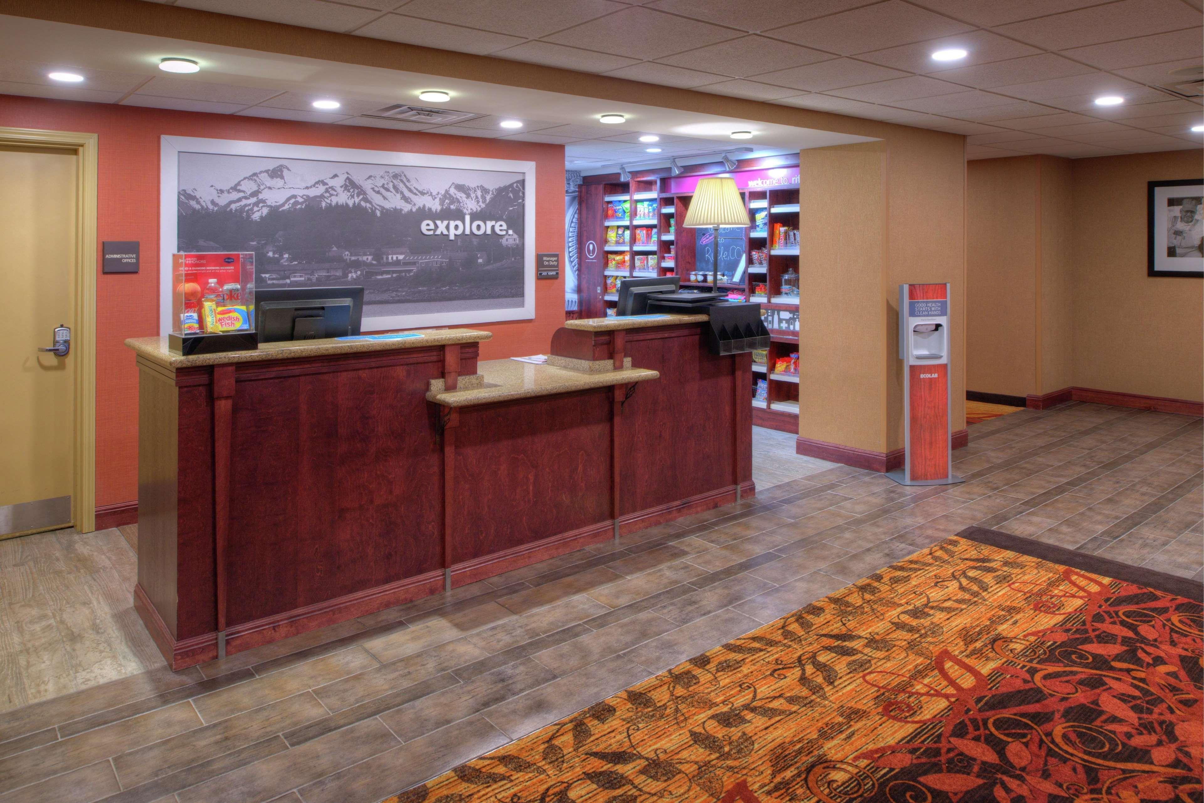 Hampton Inn & Suites Райфл Экстерьер фото