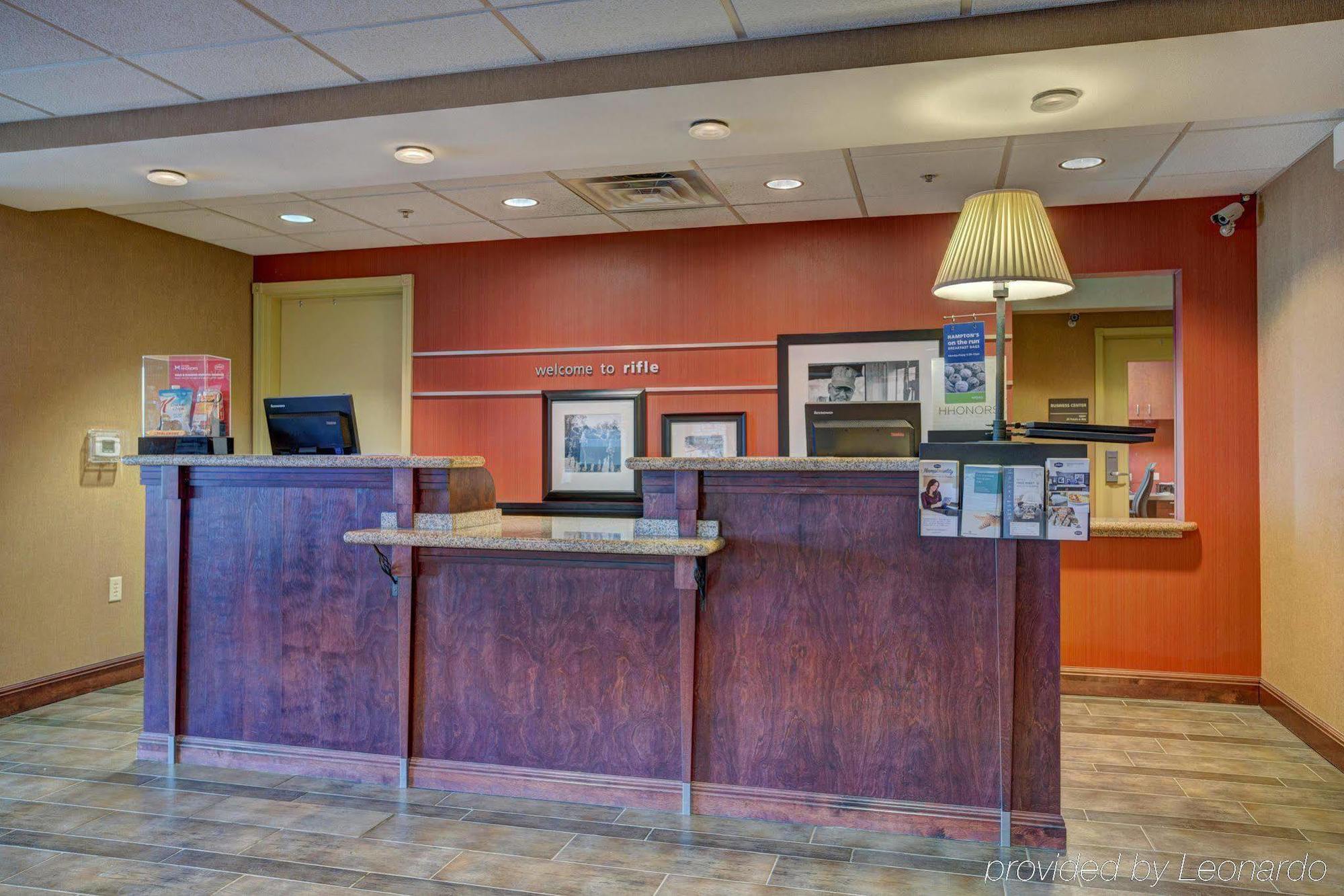 Hampton Inn & Suites Райфл Экстерьер фото